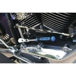 1/4" DRIVE 7¾" EIGHTY8 TOOTH LOCKING FLEX RATCHET WITH ERGO HANDLE - BLUE -Hand Tool Store AFR68LFB LifestyleImage 02 1500