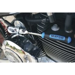 1/4" DRIVE 7¾" EIGHTY8 TOOTH LOCKING FLEX RATCHET WITH ERGO HANDLE - BLUE -Hand Tool Store AFR68LFB LifestyleImage 03 1500