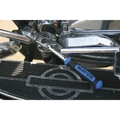 1/4" DRIVE 7¾" EIGHTY8 TOOTH LOCKING FLEX RATCHET WITH ERGO HANDLE - BLUE -Hand Tool Store AFR68LFB LifestyleImage 05 1500