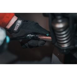 3/8" DRIVE 12-1/2" EIGHTY8 TOOTH LOCKING FLEX HEAD RATCHET WITH ERGO HANDLE - BLUE -Hand Tool Store BFR128LFB InUseImage 04 1500