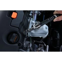 1/4" DIGITAL TORQUE WRENCH -Hand Tool Store DTW20FA In UseImage 02 1500