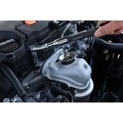 1/4" DIGITAL TORQUE WRENCH -Hand Tool Store DTW20FA In UseImage 03 1500