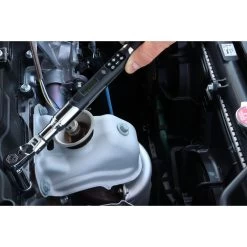 1/4" DIGITAL TORQUE WRENCH -Hand Tool Store DTW20FA In UseImage 04 1500