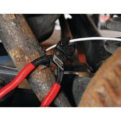 KNIPEX ANGLE HEAD LEVER ACTION CUTTER -Hand Tool Store PLA8 20 In UseImage 01 1500