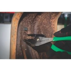 10" SLIP JOINT PLIERS - GREEN -Hand Tool Store PSJ10G InUseImage 01 1500