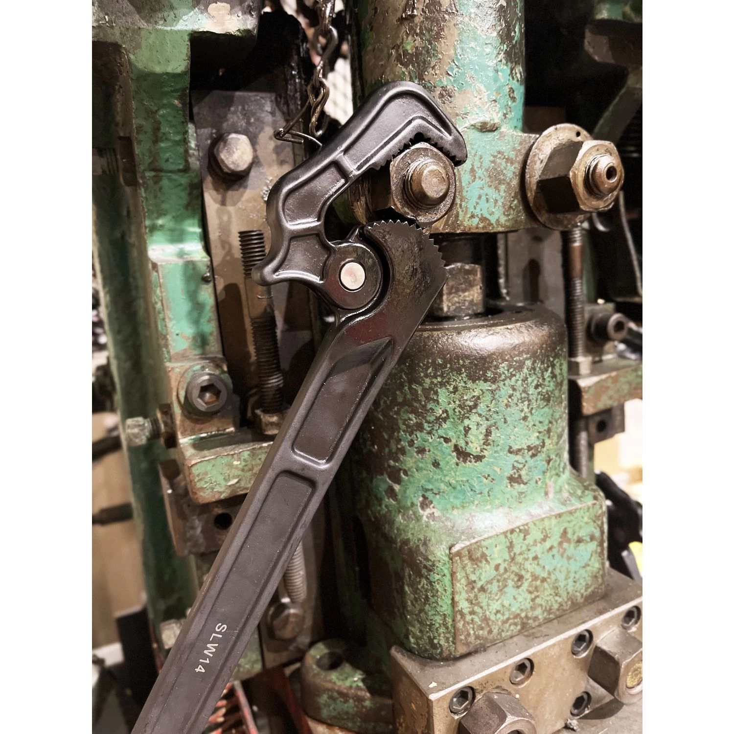 14" LONG SPRING LOADED HEAVY-DUTY WRENCH 5 14" LONG SPRING LOADED HEAVY-DUTY WRENCH - Image 3